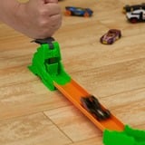 Hot Wheels Track Builder Toxic Jump Pack, Rennbahn 1 Auto enthalten im Maßstab 1:64